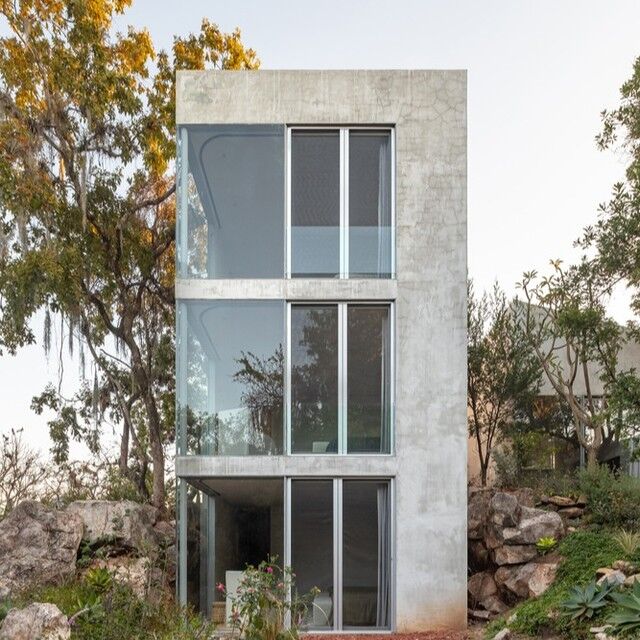 Las Rocas en Valle de Bravo, México
Obra de IUA Ignacio Urquiza Arquitectos + apda Ana Paula de Alba
Fotografías de Onnis Luque

@ignaciourquiza.mx 
@apda.mx 
@onnisluque_fotografia 

———————————————————————————
Más proyectos en
www.urbana-design.com.mx

Envía tus proyectos
contacto@urbana-design.com.mx