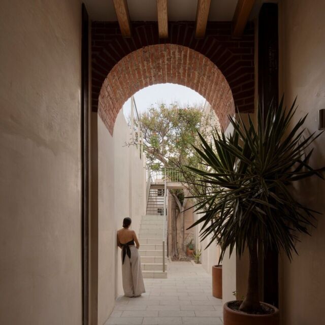 Casa Matamoros 402 en Oaxaca, México
Obra de Espacio 18 Arquitectura + Cueto Arquitectura
Fotografías de César Belio

@espacio18 
@cuetoarquitectura 
@cesarbelio 

———————————————————————————
Más proyectos en
www.urbana-design.com.mx

Envía tus proyectos
contacto@urbana-design.com.mx