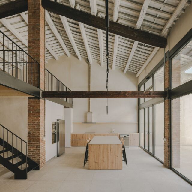 Casa Migdia II en Tarragona, España
La obra es de VVAA studio y las fotografías de Marta Vidal.

@vv.aa.studio
@_martavidal

———————————————————————————
Más proyectos en
www.urbana-design.com.mx

Envía tus proyectos
contacto@urbana-design.com.mx