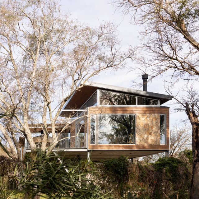 Casa en el río se encuentra en Arroyo Leyes en Santa Fe, Argentina.
Obra de Juan Alfaro y María Emilia Lafranconi.
Fotografías de Ramiro Sosa.

@juanalfaro_arquitecto
@marulafranconi
@ramirososafotografia

———————————————————————————
Más proyectos en
www.urbana-design.com.mx

Envía tus proyectos
contacto@urbana-design.com.mx

#arquitectura