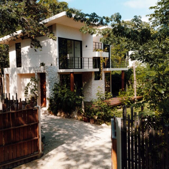 Casa Origen se encuentra en Bacalar, Quintana Roo, México. El proyecto desafía la funcionalidad y comodidad en un desplante reducido y pensado a detalle para sus habitantes, desde las relaciones más genuinas cotidianas con la versatilidad de adaptarse a visitantes esporádicos en las vacaciones. Su diseño fue basado en espacios de convivencia abiertos, conectados entre sí y también al exterior rodeado de jardines.
El proyecto es de Manuel Aguilar y las fotografías de Somos Nómade. 

Construcción: @manuel.aguilar.arq
Proyecto: @lowconstrutores.mx
Carpintería y mobiliario: @itz_furniture
Textiles: @____m.a____
Aluminio: @aluminamx
Fotografía: @somosnomade.mx

———————————————————————————
Más proyectos en
www.urbana-design.com.mx

Envía tus proyectos
contacto@urbana-design.com.mx