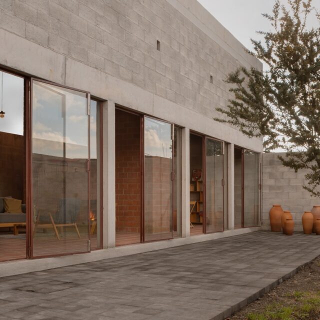Casa Nogal se encuentra en San Mateo Atenco, México.
El proyecto es de Escobedo Soliz y las fotografías de Ariadna Polo.

@escobedosoliz
@ariadnapolo.foto

———————————————————————————
Más proyectos en
www.urbana-design.com.mx

Envía tus proyectos
contacto@urbana-design.com.mx