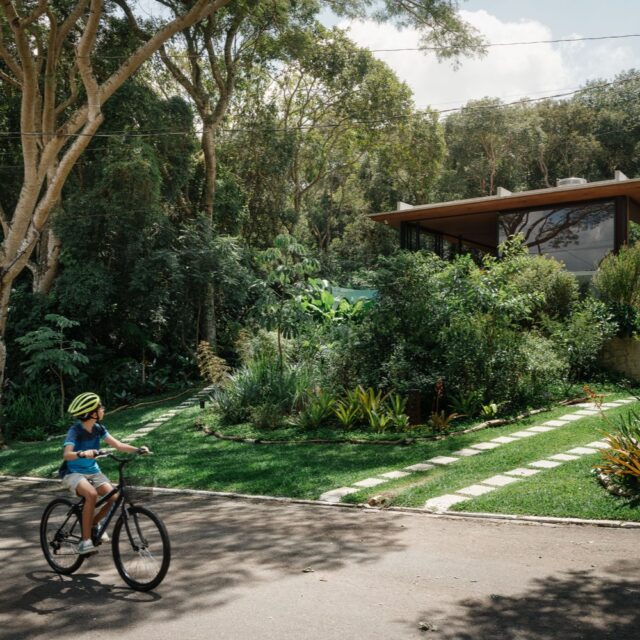 Casa Guapuruvus se encuentra en Brasil y es una mezcla entre arquitectura, ingenieria y paisajismo.
El proyecto es de Cornetta Arquitetura y las fotografías de Pedro Kok.

@cornettaarquitetura
@kokpedro

———————————————————————————
Más proyectos en
www.urbana-design.com.mx

Envía tus proyectos
contacto@urbana-design.com.mx