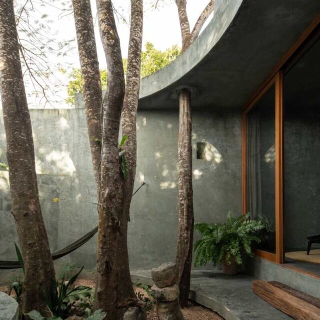 Casa Gruta en Valladolid, Yucatán, México
El proyecto es de Salvador Román Hernández y Adela Mortéra Villarreal.
Las fotografías son de Fabian Martínez.

@fabianml
@chavaroman 
@adelamortera

———————————————————————————
Más proyectos en
www.urbana-design.com.mx

Envía tus proyectos
contacto@urbana-design.com.mx