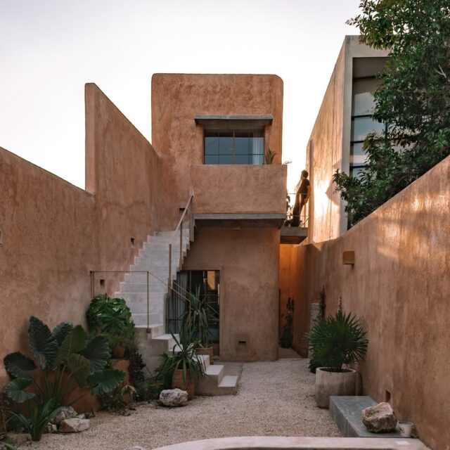 Portal 62 en Yucatán, México.
El proyecto es de Veinte Diezz Arquitectos + MORO Taller de arquitectura y las fotografías de Jasson Rodríguez.

@veintediezz
@morotallerdearquitectura
@diafragmas

———————————————————————
Más proyectos en
www.urbana-design.com.mx

Envía tus proyectos
contacto@urbana-design.com.mx